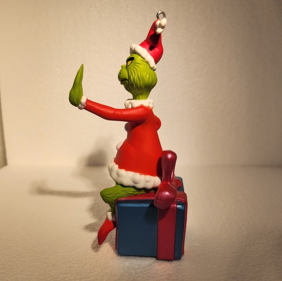 Hallmark Keepsake 2015 Grinch Peekbuster Magic motion-activated sound ornament - Picture 6 of 8